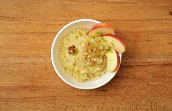 Σαλάτα ξινολάχανο με μήλο και καρύδια